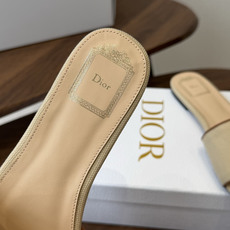 Dior26ss夏季新款草编平底一字拖 自带慵懒轻奢度假氛围感的拼色编织一字凉拖,利落大气的露趾鞋型,撞色条纹拼接层次分 Dior26ss夏季新款草编平底一字拖 自带慵懒轻奢度假氛围感的拼色编织一字凉拖,利落大气的露趾鞋型,撞色条纹拼接层次分