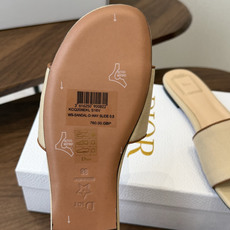 Dior26ss夏季新款草编平底一字拖 自带慵懒轻奢度假氛围感的拼色编织一字凉拖,利落大气的露趾鞋型,撞色条纹拼接层次分 Dior26ss夏季新款草编平底一字拖 自带慵懒轻奢度假氛围感的拼色编织一字凉拖,利落大气的露趾鞋型,撞色条纹拼接层次分