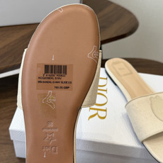 Dior26ss夏季新款草编平底一字拖 自带慵懒轻奢度假氛围感的拼色编织一字凉拖,利落大气的露趾鞋型,撞色条纹拼接层次分 Dior26ss夏季新款草编平底一字拖 自带慵懒轻奢度假氛围感的拼色编织一字凉拖,利落大气的露趾鞋型,撞色条纹拼接层次分