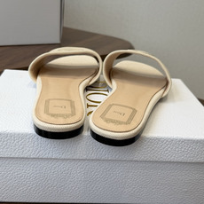 Dior26ss夏季新款草编平底一字拖 自带慵懒轻奢度假氛围感的拼色编织一字凉拖,利落大气的露趾鞋型,撞色条纹拼接层次分 Dior26ss夏季新款草编平底一字拖 自带慵懒轻奢度假氛围感的拼色编织一字凉拖,利落大气的露趾鞋型,撞色条纹拼接层次分