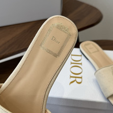 Dior26ss夏季新款草编平底一字拖 自带慵懒轻奢度假氛围感的拼色编织一字凉拖,利落大气的露趾鞋型,撞色条纹拼接层次分 Dior26ss夏季新款草编平底一字拖 自带慵懒轻奢度假氛围感的拼色编织一字凉拖,利落大气的露趾鞋型,撞色条纹拼接层次分