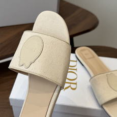 Dior26ss夏季新款草编平底一字拖 自带慵懒轻奢度假氛围感的拼色编织一字凉拖,利落大气的露趾鞋型,撞色条纹拼接层次分 Dior26ss夏季新款草编平底一字拖 自带慵懒轻奢度假氛围感的拼色编织一字凉拖,利落大气的露趾鞋型,撞色条纹拼接层次分