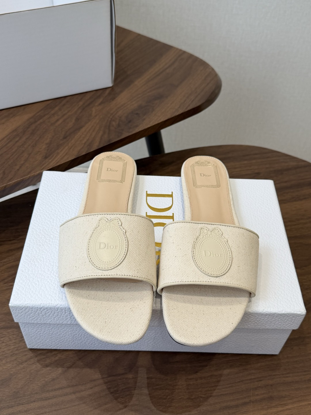 NO:926003,260Dior26ss summer new style straw woven flat sandals are color-blocked woven sandals with a lazy and luxurious vacation atmosphere. They have neat open-toe shoes with contrasting stripes and distinct layers. The body lines of the shoes are clean and neat. The wide footbed accommodates all types of feet. It is friendly to both wide and thick feet. The slip-on style is easy to put on and take off.  Suitable for French casual style and daily relaxed style, regardless of foot shape. Taking into account the gentle tonality and upper foot comfort, if you want a pair of simple and elegant slippers for women to wear outside, this color-blocked woven flip-flop is the first choice for spring and summer wear. Original custom-made fabric for the upper, sheepskin lining, outsole, Italian genuine leather outsole  size 35-41 (customized sizes 40 and 41 are not returnable), slippers, dior, slippers, espadrilles, sheepskin, Leather soles19860909260Dior26ss夏季新款草编平底一字拖 自带慵懒轻奢度假氛围感的拼色编织一字凉拖,利落大气的露趾鞋型,撞色条纹拼接层次分明,鞋身线条干净利落,宽版鞋床包容各类脚型,对宽脚、厚脚都很友好,一脚蹬款式穿脱便捷省心. 适配法式休闲风与日常松弛风穿搭,不挑脚型.兼顾温柔调性与上脚舒适度,想要一双简约大气的女士外穿拖鞋,这款拼色编织一字拖是春夏穿搭的优选单品. 鞋面原版定制面料 内里羊皮 大底意大利真皮大底 size35-41码（40、41码定制不退换）,拖鞋,dior,slippers,espadrilles,sheepskin,Leather soles,Women's Shoes