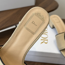 Dior26ss夏季新款草编平底一字拖 自带慵懒轻奢度假氛围感的拼色编织一字凉拖,利落大气的露趾鞋型,撞色条纹拼接层次分 Dior26ss夏季新款草编平底一字拖 自带慵懒轻奢度假氛围感的拼色编织一字凉拖,利落大气的露趾鞋型,撞色条纹拼接层次分
