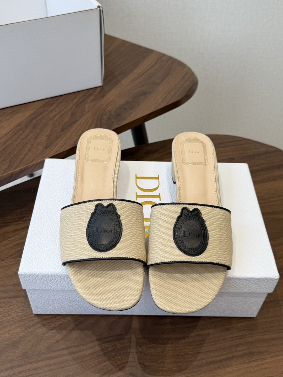 Dior26ss夏季新款草编平底一字拖 自带慵懒轻奢度假氛围感的拼色编织一字凉拖,利落大气的露趾鞋型,撞色条纹拼接层次分 Dior26ss夏季新款草编平底一字拖 自带慵懒轻奢度假氛围感的拼色编织一字凉拖,利落大气的露趾鞋型,撞色条纹拼接层次分