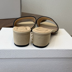 Dior26ss夏季新款草编平底一字拖 自带慵懒轻奢度假氛围感的拼色编织一字凉拖,利落大气的露趾鞋型,撞色条纹拼接层次分 Dior26ss夏季新款草编平底一字拖 自带慵懒轻奢度假氛围感的拼色编织一字凉拖,利落大气的露趾鞋型,撞色条纹拼接层次分