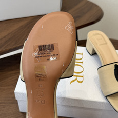 Dior26ss夏季新款草编平底一字拖 自带慵懒轻奢度假氛围感的拼色编织一字凉拖,利落大气的露趾鞋型,撞色条纹拼接层次分 Dior26ss夏季新款草编平底一字拖 自带慵懒轻奢度假氛围感的拼色编织一字凉拖,利落大气的露趾鞋型,撞色条纹拼接层次分