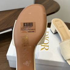 Dior26ss夏季新款草编平底一字拖 自带慵懒轻奢度假氛围感的拼色编织一字凉拖,利落大气的露趾鞋型,撞色条纹拼接层次分 Dior26ss夏季新款草编平底一字拖 自带慵懒轻奢度假氛围感的拼色编织一字凉拖,利落大气的露趾鞋型,撞色条纹拼接层次分