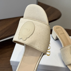 Dior26ss夏季新款草编平底一字拖 自带慵懒轻奢度假氛围感的拼色编织一字凉拖,利落大气的露趾鞋型,撞色条纹拼接层次分 Dior26ss夏季新款草编平底一字拖 自带慵懒轻奢度假氛围感的拼色编织一字凉拖,利落大气的露趾鞋型,撞色条纹拼接层次分