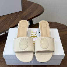 Dior26ss夏季新款草编平底一字拖 自带慵懒轻奢度假氛围感的拼色编织一字凉拖,利落大气的露趾鞋型,撞色条纹拼接层次分 Dior26ss夏季新款草编平底一字拖 自带慵懒轻奢度假氛围感的拼色编织一字凉拖,利落大气的露趾鞋型,撞色条纹拼接层次分