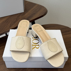 Dior26ss夏季新款草编平底一字拖 自带慵懒轻奢度假氛围感的拼色编织一字凉拖,利落大气的露趾鞋型,撞色条纹拼接层次分 Dior26ss夏季新款草编平底一字拖 自带慵懒轻奢度假氛围感的拼色编织一字凉拖,利落大气的露趾鞋型,撞色条纹拼接层次分