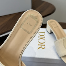 Dior26ss夏季新款草编平底一字拖 自带慵懒轻奢度假氛围感的拼色编织一字凉拖,利落大气的露趾鞋型,撞色条纹拼接层次分 Dior26ss夏季新款草编平底一字拖 自带慵懒轻奢度假氛围感的拼色编织一字凉拖,利落大气的露趾鞋型,撞色条纹拼接层次分