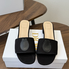Dior26ss夏季新款草编平底一字拖 自带慵懒轻奢度假氛围感的拼色编织一字凉拖,利落大气的露趾鞋型,撞色条纹拼接层次分 Dior26ss夏季新款草编平底一字拖 自带慵懒轻奢度假氛围感的拼色编织一字凉拖,利落大气的露趾鞋型,撞色条纹拼接层次分