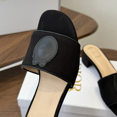 Dior26ss夏季新款草编平底一字拖 自带慵懒轻奢度假氛围感的拼色编织一字凉拖,利落大气的露趾鞋型,撞色条纹拼接层次分 Dior26ss夏季新款草编平底一字拖 自带慵懒轻奢度假氛围感的拼色编织一字凉拖,利落大气的露趾鞋型,撞色条纹拼接层次分