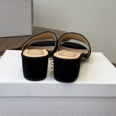 Dior26ss夏季新款草编平底一字拖 自带慵懒轻奢度假氛围感的拼色编织一字凉拖,利落大气的露趾鞋型,撞色条纹拼接层次分 Dior26ss夏季新款草编平底一字拖 自带慵懒轻奢度假氛围感的拼色编织一字凉拖,利落大气的露趾鞋型,撞色条纹拼接层次分