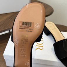 Dior26ss夏季新款草编平底一字拖 自带慵懒轻奢度假氛围感的拼色编织一字凉拖,利落大气的露趾鞋型,撞色条纹拼接层次分 Dior26ss夏季新款草编平底一字拖 自带慵懒轻奢度假氛围感的拼色编织一字凉拖,利落大气的露趾鞋型,撞色条纹拼接层次分
