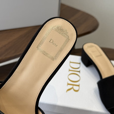 Dior26ss夏季新款草编平底一字拖 自带慵懒轻奢度假氛围感的拼色编织一字凉拖,利落大气的露趾鞋型,撞色条纹拼接层次分 Dior26ss夏季新款草编平底一字拖 自带慵懒轻奢度假氛围感的拼色编织一字凉拖,利落大气的露趾鞋型,撞色条纹拼接层次分