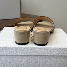 Dior26ss夏季新款草编平底一字拖 自带慵懒轻奢度假氛围感的拼色编织一字凉拖,利落大气的露趾鞋型,撞色条纹拼接层次分 Dior26ss夏季新款草编平底一字拖 自带慵懒轻奢度假氛围感的拼色编织一字凉拖,利落大气的露趾鞋型,撞色条纹拼接层次分