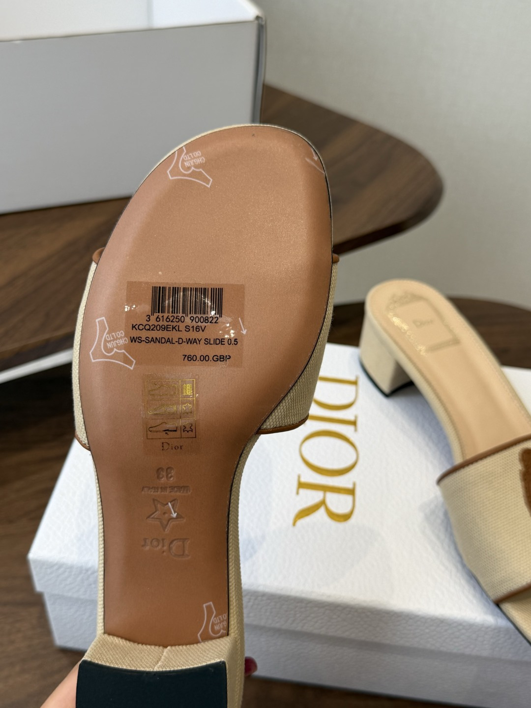 Dior26ss夏季新款草编平底一字拖 自带慵懒轻奢度假氛围感的拼色编织一字凉拖,利落大气的露趾鞋型,撞色条纹拼接层次分 Dior26ss夏季新款草编平底一字拖 自带慵懒轻奢度假氛围感的拼色编织一字凉拖,利落大气的露趾鞋型,撞色条纹拼接层次分