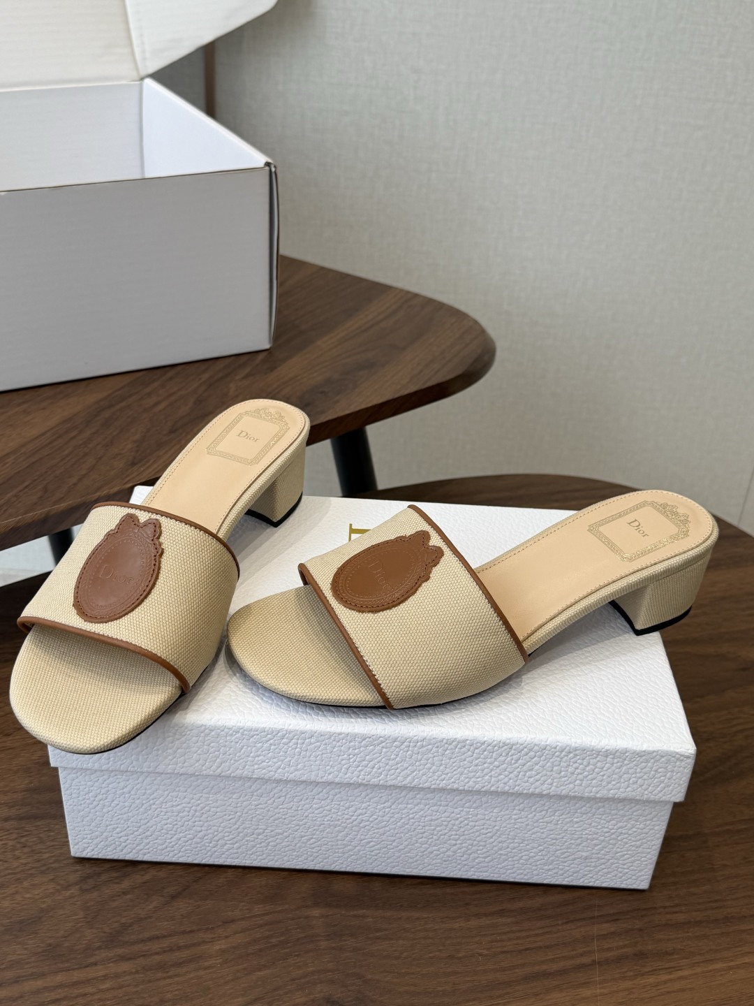 Dior26ss夏季新款草编平底一字拖 自带慵懒轻奢度假氛围感的拼色编织一字凉拖,利落大气的露趾鞋型,撞色条纹拼接层次分 Dior26ss夏季新款草编平底一字拖 自带慵懒轻奢度假氛围感的拼色编织一字凉拖,利落大气的露趾鞋型,撞色条纹拼接层次分