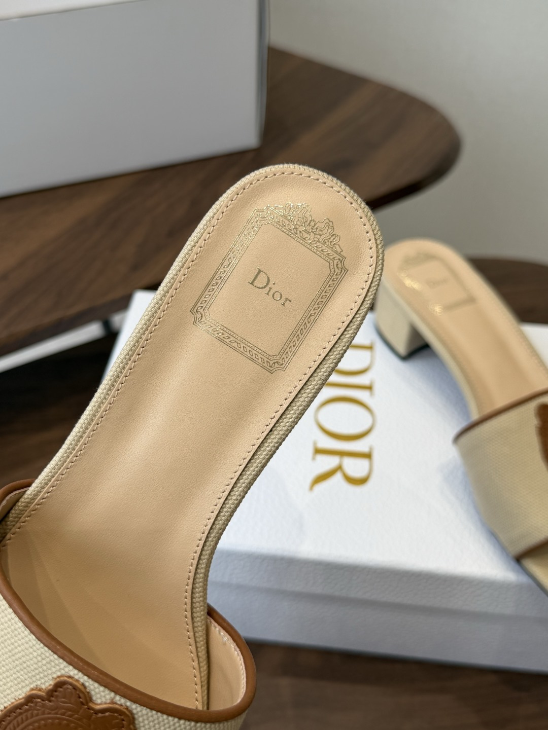 Dior26ss夏季新款草编平底一字拖 自带慵懒轻奢度假氛围感的拼色编织一字凉拖,利落大气的露趾鞋型,撞色条纹拼接层次分 Dior26ss夏季新款草编平底一字拖 自带慵懒轻奢度假氛围感的拼色编织一字凉拖,利落大气的露趾鞋型,撞色条纹拼接层次分