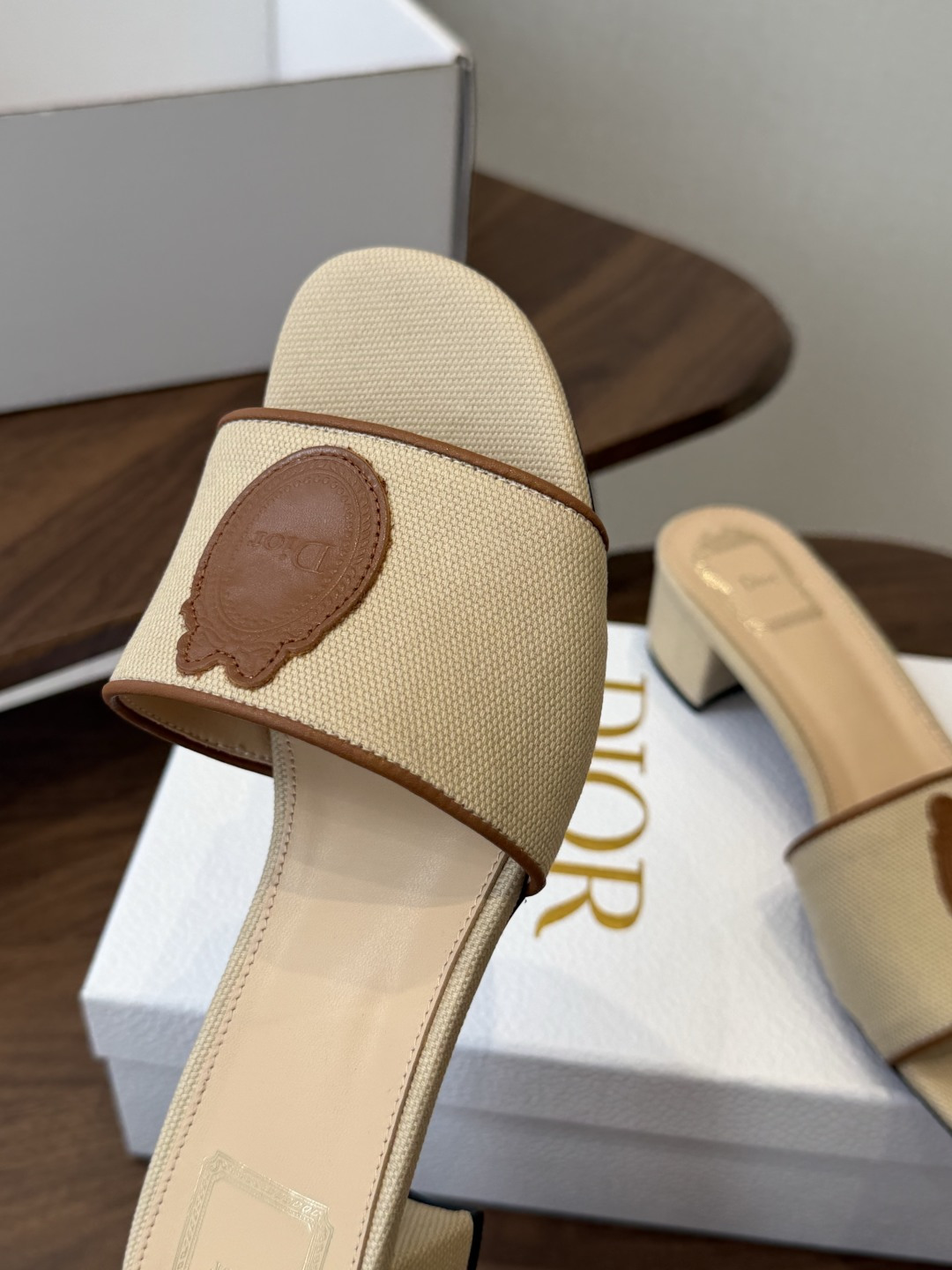Dior26ss夏季新款草编平底一字拖 自带慵懒轻奢度假氛围感的拼色编织一字凉拖,利落大气的露趾鞋型,撞色条纹拼接层次分 Dior26ss夏季新款草编平底一字拖 自带慵懒轻奢度假氛围感的拼色编织一字凉拖,利落大气的露趾鞋型,撞色条纹拼接层次分