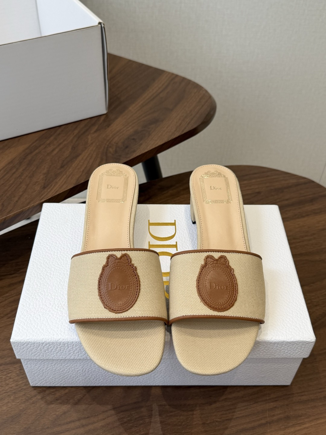 NO:926011,290Dior26ss summer new style straw flat flip flops. Colorblock woven flip flops with a lazy and luxurious vacation atmosphere. Clean and elegant open-toe shoes. Contrast color stripes are spliced into distinct layers. The body lines of the shoes are clean and neat. The wide footbed accommodates all types of feet. It is friendly to wide and thick feet. The slip-on style is easy to put on and take off.  Suitable for French casual style and daily relaxed style, regardless of foot shape. Taking into account the gentle tonality and upper foot comfort, if you want a pair of simple and elegant slippers for women to wear outside, this color-blocked woven flip-flop is the first choice for spring and summer wear. Original custom-made fabric for the upper, sheepskin lining, outsole, Italian genuine leather outsole  size 35-41 (customized sizes 40 and 41 are not returnable), slippers, dior, slippers, espadrilles, sheepskin, Leather soles19860909290Dior26ss夏季新款草编平底一字拖 自带慵懒轻奢度假氛围感的拼色编织一字凉拖,利落大气的露趾鞋型,撞色条纹拼接层次分明,鞋身线条干净利落,宽版鞋床包容各类脚型,对宽脚、厚脚都很友好,一脚蹬款式穿脱便捷省心. 适配法式休闲风与日常松弛风穿搭,不挑脚型.兼顾温柔调性与上脚舒适度,想要一双简约大气的女士外穿拖鞋,这款拼色编织一字拖是春夏穿搭的优选单品. 鞋面原版定制面料 内里羊皮 大底意大利真皮大底 size35-41码（40、41码定制不退换）,拖鞋,dior,slippers,espadrilles,sheepskin,Leather soles,Women's Shoes