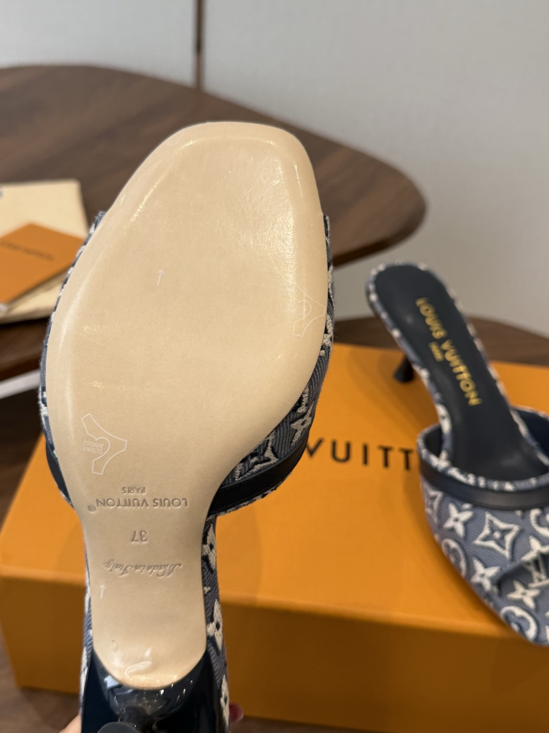 Louis VuittoLV26ss夏季新款老花低跟一字凉拖 自带温柔轻奢名媛氛围感的夏日凉拖，宽幅提花鞋面搭配柔和方头