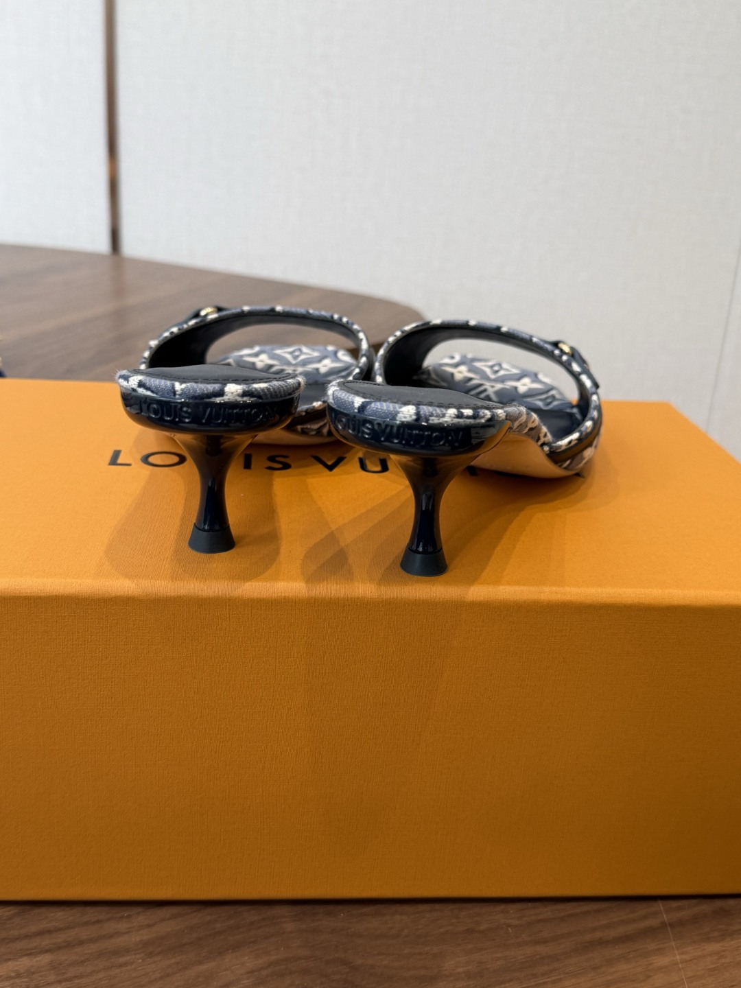 Louis VuittoLV26ss夏季新款老花低跟一字凉拖 自带温柔轻奢名媛氛围感的夏日凉拖，宽幅提花鞋面搭配柔和方头