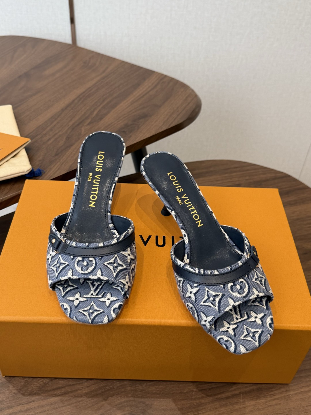 Louis VuittoLV26ss夏季新款老花低跟一字凉拖 自带温柔轻奢名媛氛围感的夏日凉拖，宽幅提花鞋面搭配柔和方头