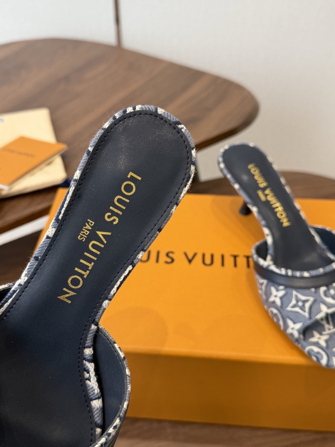 Louis VuittoLV26ss夏季新款老花低跟一字凉拖 自带温柔轻奢名媛氛围感的夏日凉拖，宽幅提花鞋面搭配柔和方头