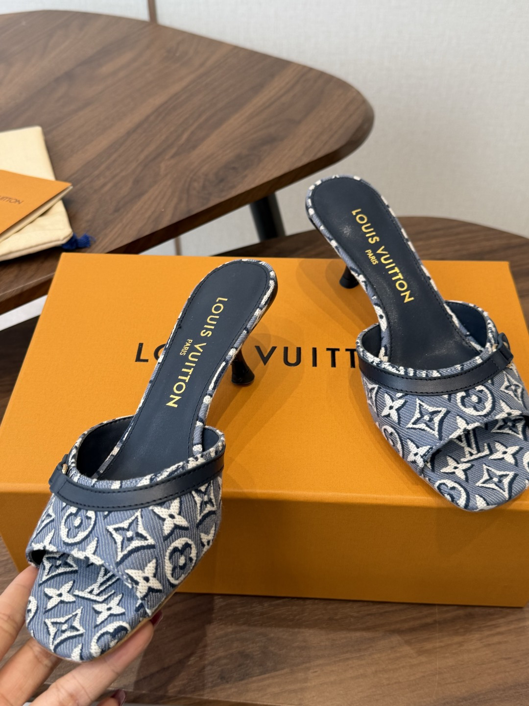 Louis VuittoLV26ss夏季新款老花低跟一字凉拖 自带温柔轻奢名媛氛围感的夏日凉拖，宽幅提花鞋面搭配柔和方头