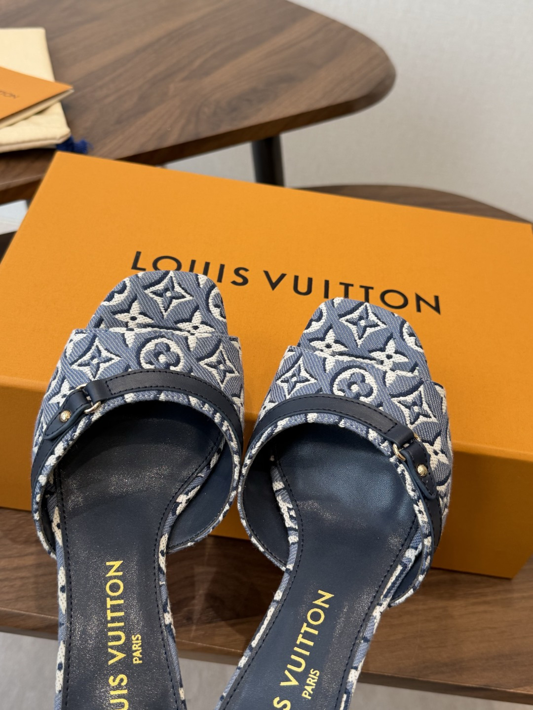 Louis VuittoLV26ss夏季新款老花低跟一字凉拖 自带温柔轻奢名媛氛围感的夏日凉拖，宽幅提花鞋面搭配柔和方头