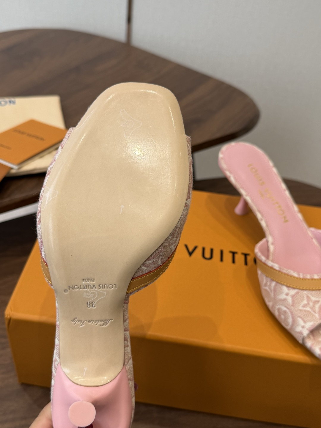 Louis VuittoLV26ss夏季新款老花低跟一字凉拖 自带温柔轻奢名媛氛围感的夏日凉拖,宽幅提花鞋面搭配柔和方头 Louis VuittoLV26ss夏季新款老花低跟一字凉拖 自带温柔轻奢名媛氛围感的夏日凉拖,宽幅提花鞋面搭配柔和方头