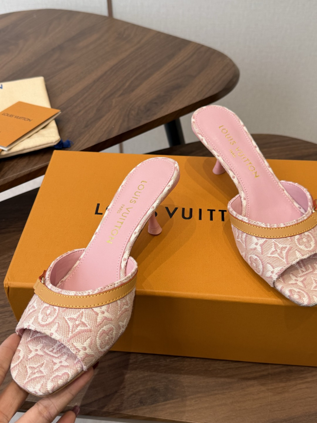 Louis VuittoLV26ss夏季新款老花低跟一字凉拖 自带温柔轻奢名媛氛围感的夏日凉拖,宽幅提花鞋面搭配柔和方头 Louis VuittoLV26ss夏季新款老花低跟一字凉拖 自带温柔轻奢名媛氛围感的夏日凉拖,宽幅提花鞋面搭配柔和方头