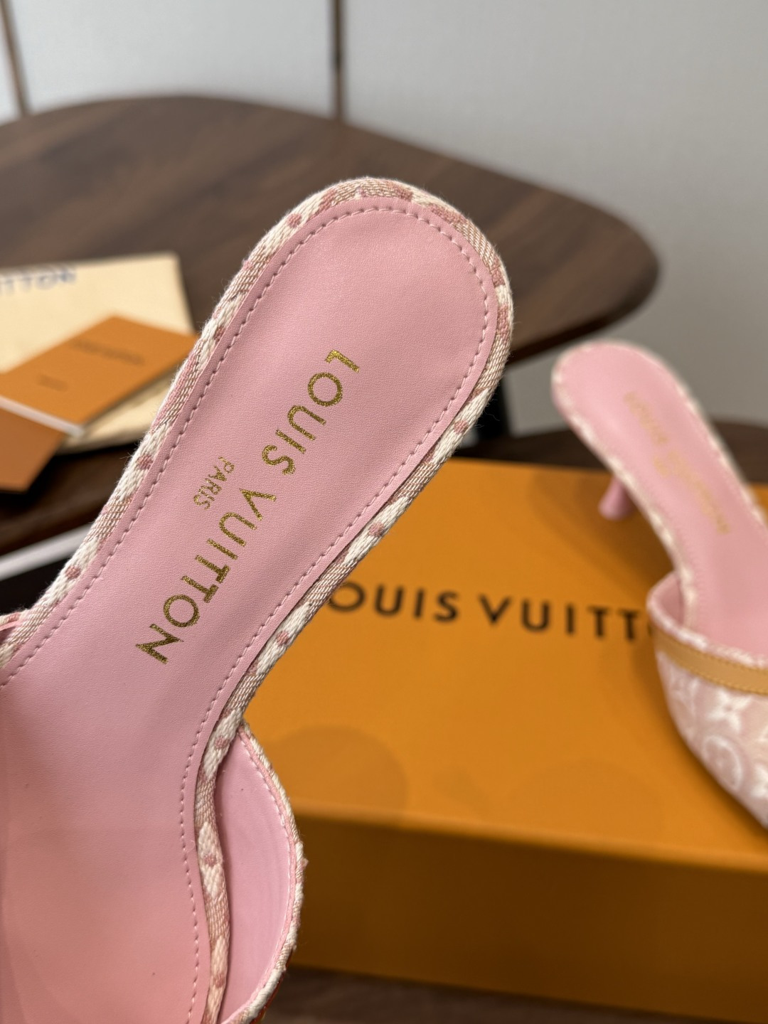 Louis VuittoLV26ss夏季新款老花低跟一字凉拖 自带温柔轻奢名媛氛围感的夏日凉拖,宽幅提花鞋面搭配柔和方头 Louis VuittoLV26ss夏季新款老花低跟一字凉拖 自带温柔轻奢名媛氛围感的夏日凉拖,宽幅提花鞋面搭配柔和方头