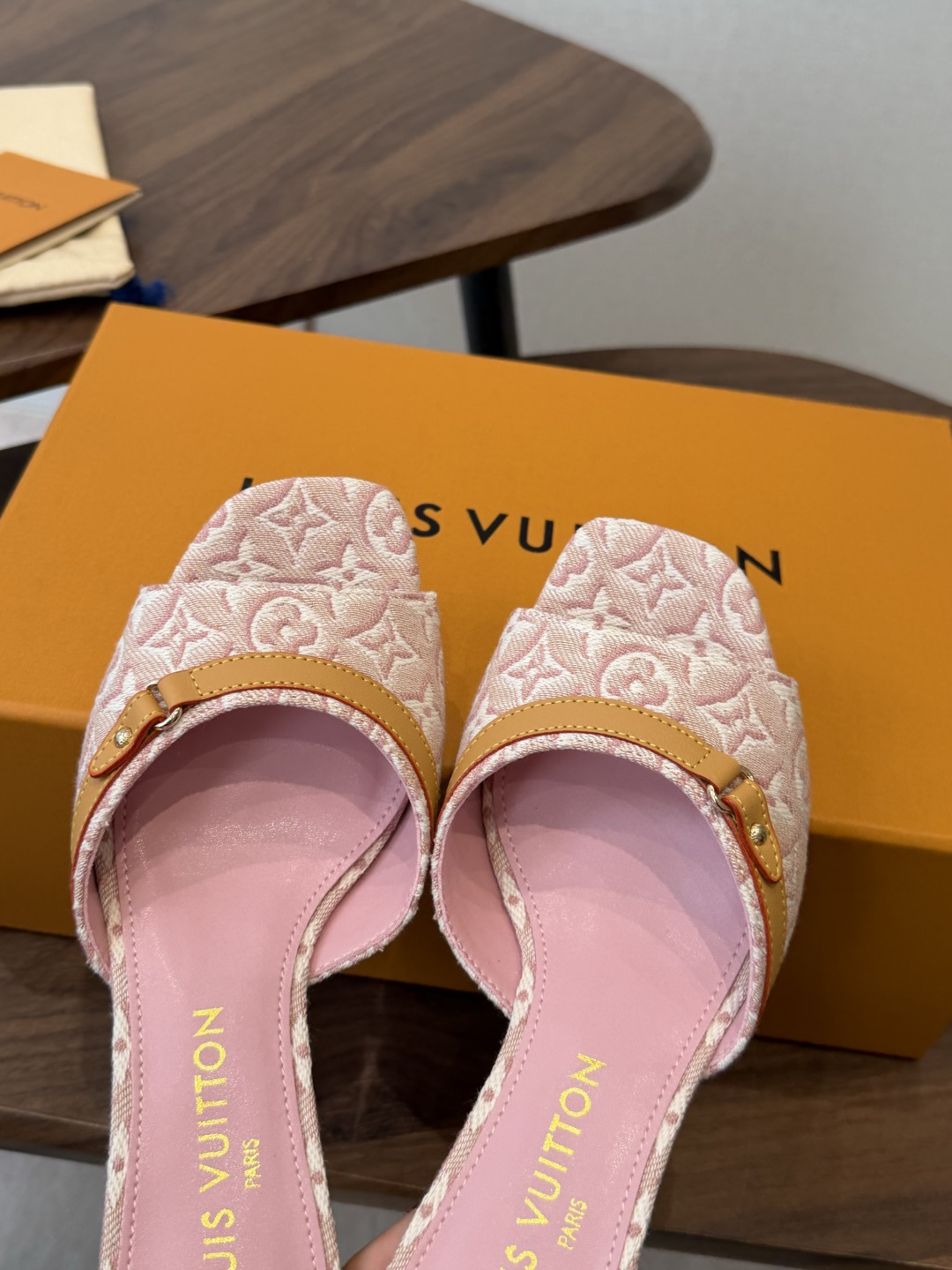 Louis VuittoLV26ss夏季新款老花低跟一字凉拖 自带温柔轻奢名媛氛围感的夏日凉拖,宽幅提花鞋面搭配柔和方头 Louis VuittoLV26ss夏季新款老花低跟一字凉拖 自带温柔轻奢名媛氛围感的夏日凉拖,宽幅提花鞋面搭配柔和方头