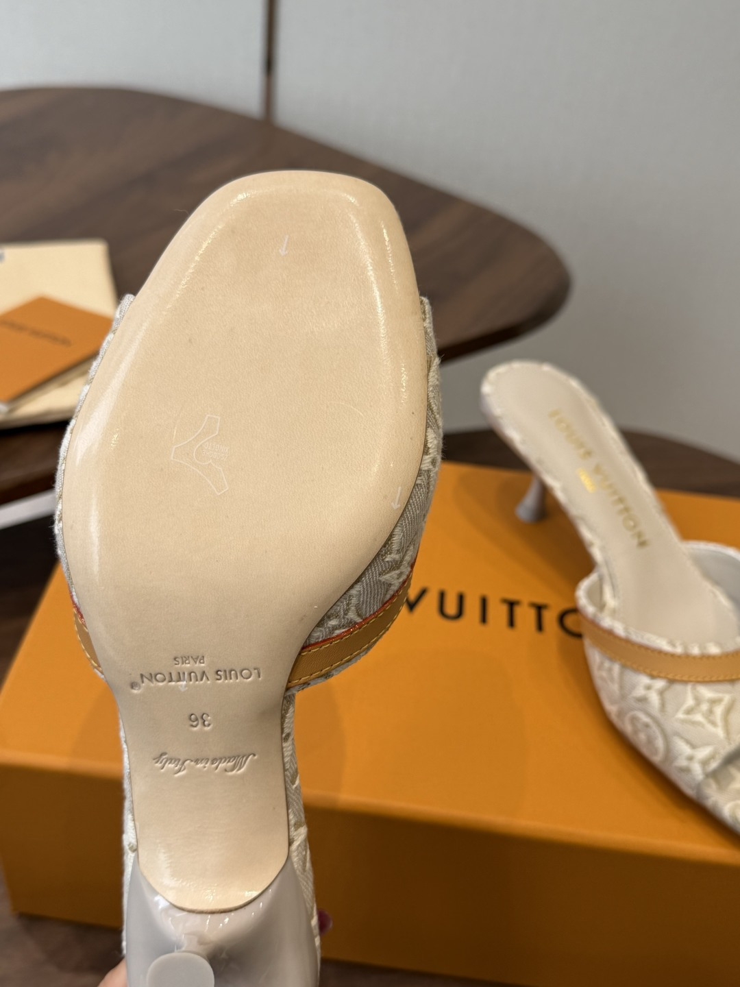 Louis VuittoLV26ss夏季新款老花低跟一字凉拖 自带温柔轻奢名媛氛围感的夏日凉拖,宽幅提花鞋面搭配柔和方头 Louis VuittoLV26ss夏季新款老花低跟一字凉拖 自带温柔轻奢名媛氛围感的夏日凉拖,宽幅提花鞋面搭配柔和方头