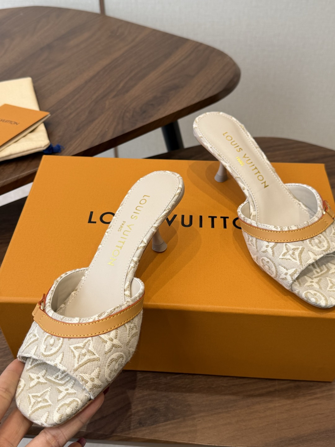 Louis VuittoLV26ss夏季新款老花低跟一字凉拖 自带温柔轻奢名媛氛围感的夏日凉拖,宽幅提花鞋面搭配柔和方头 Louis VuittoLV26ss夏季新款老花低跟一字凉拖 自带温柔轻奢名媛氛围感的夏日凉拖,宽幅提花鞋面搭配柔和方头