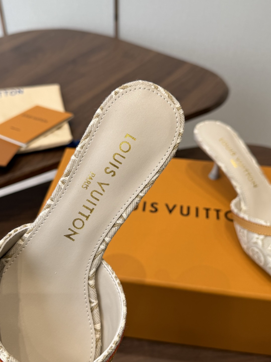 Louis VuittoLV26ss夏季新款老花低跟一字凉拖 自带温柔轻奢名媛氛围感的夏日凉拖,宽幅提花鞋面搭配柔和方头 Louis VuittoLV26ss夏季新款老花低跟一字凉拖 自带温柔轻奢名媛氛围感的夏日凉拖,宽幅提花鞋面搭配柔和方头
