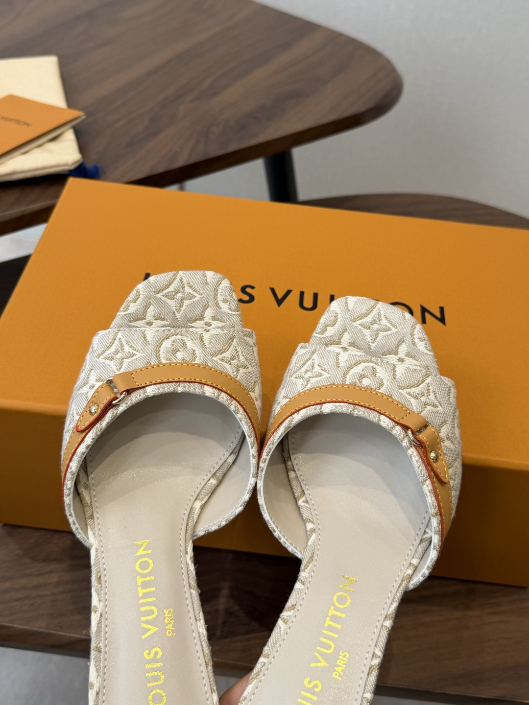 Louis VuittoLV26ss夏季新款老花低跟一字凉拖 自带温柔轻奢名媛氛围感的夏日凉拖,宽幅提花鞋面搭配柔和方头 Louis VuittoLV26ss夏季新款老花低跟一字凉拖 自带温柔轻奢名媛氛围感的夏日凉拖,宽幅提花鞋面搭配柔和方头