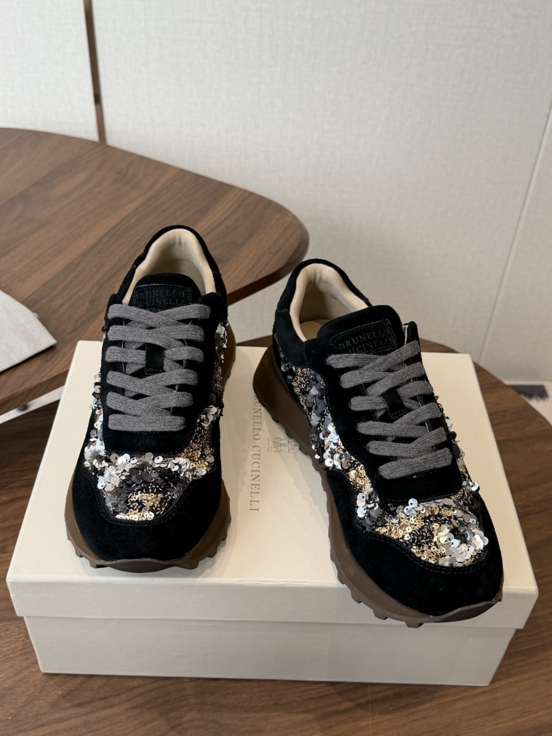 Brunello Cucinelli 女士镶珠装饰休闲运动鞋BC新款秋冬新品女士条纹麂皮运动鞋：羊皮垫．装饰镶珠运动鞋）