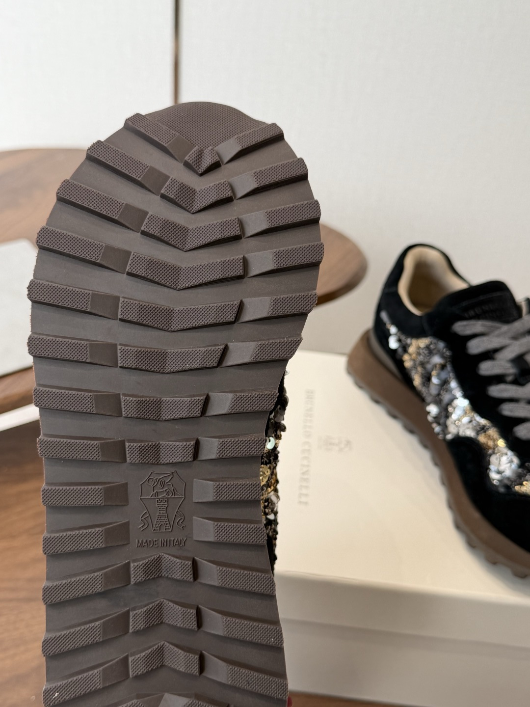 Brunello Cucinelli 女士镶珠装饰休闲运动鞋BC新款秋冬新品女士条纹麂皮运动鞋：羊皮垫．装饰镶珠运动鞋）