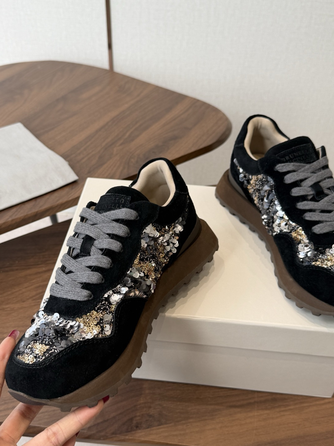 Brunello Cucinelli 女士镶珠装饰休闲运动鞋BC新款秋冬新品女士条纹麂皮运动鞋：羊皮垫．装饰镶珠运动鞋）
