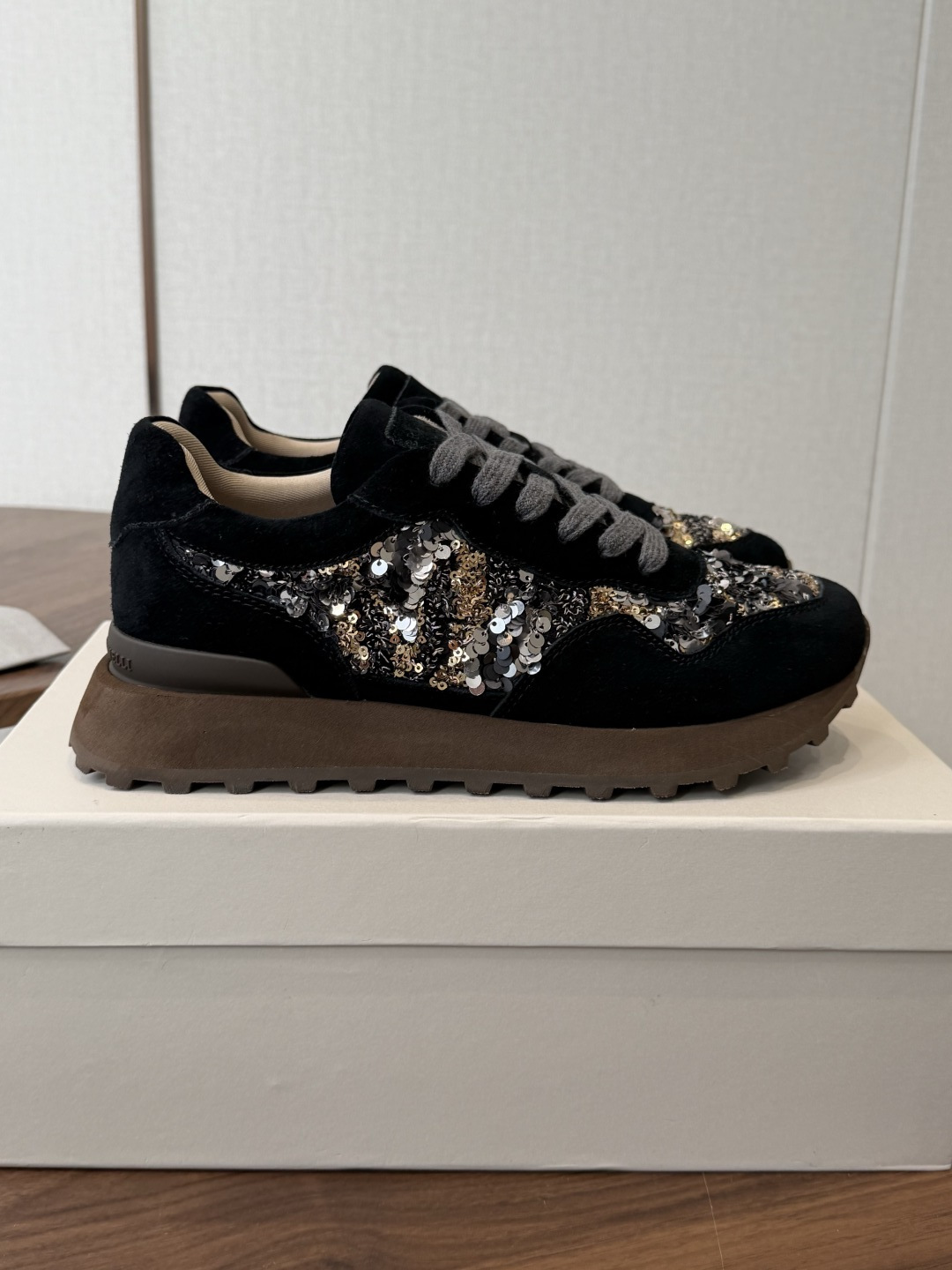 Brunello Cucinelli 女士镶珠装饰休闲运动鞋BC新款秋冬新品女士条纹麂皮运动鞋：羊皮垫．装饰镶珠运动鞋）