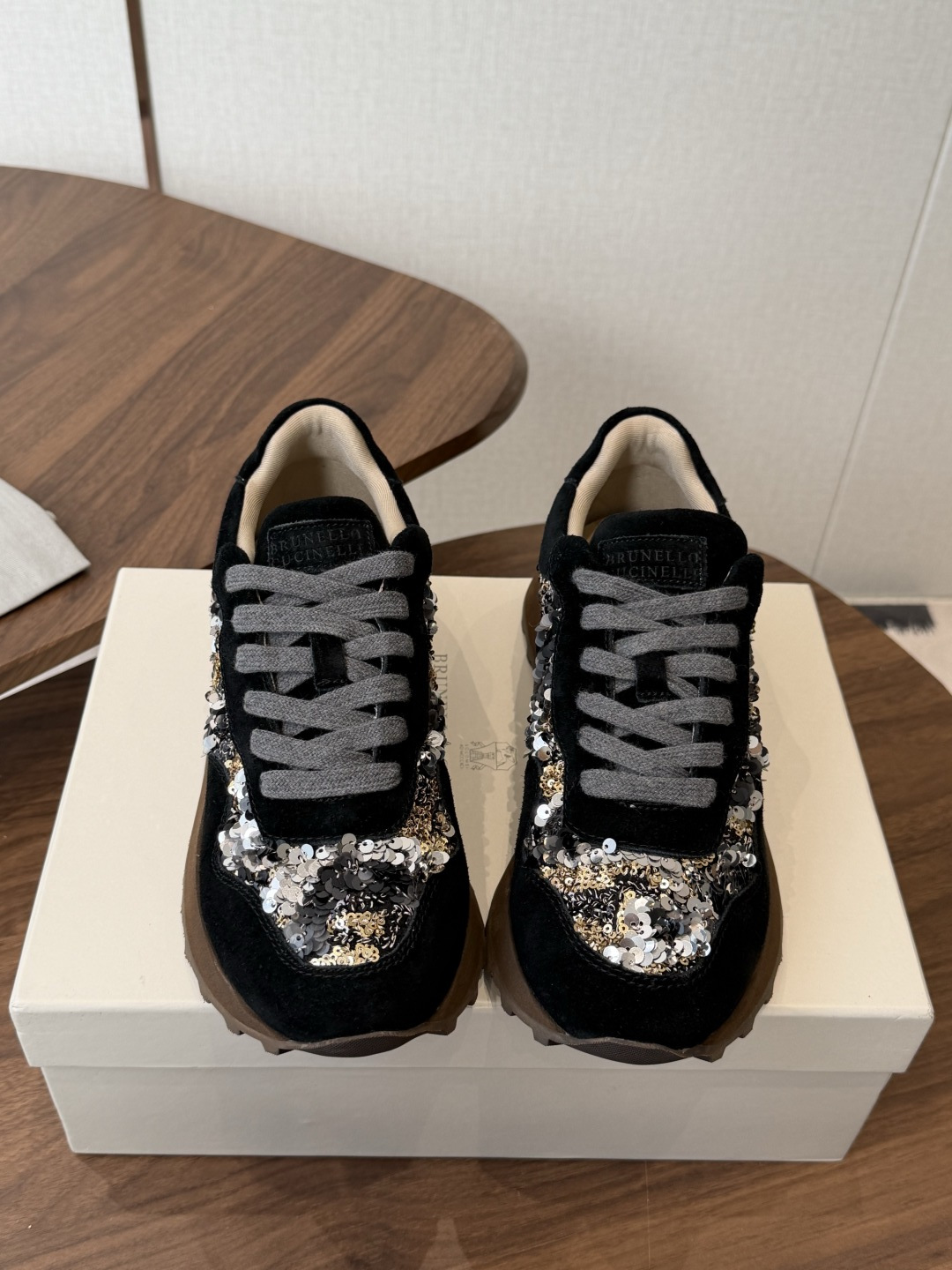 Brunello Cucinelli 女士镶珠装饰休闲运动鞋BC新款秋冬新品女士条纹麂皮运动鞋:羊皮垫.装饰镶珠运动鞋) Brunello Cucinelli 女士镶珠装饰休闲运动鞋BC新款秋冬新品女士条纹麂皮运动鞋:羊皮垫.装饰镶珠运动鞋)