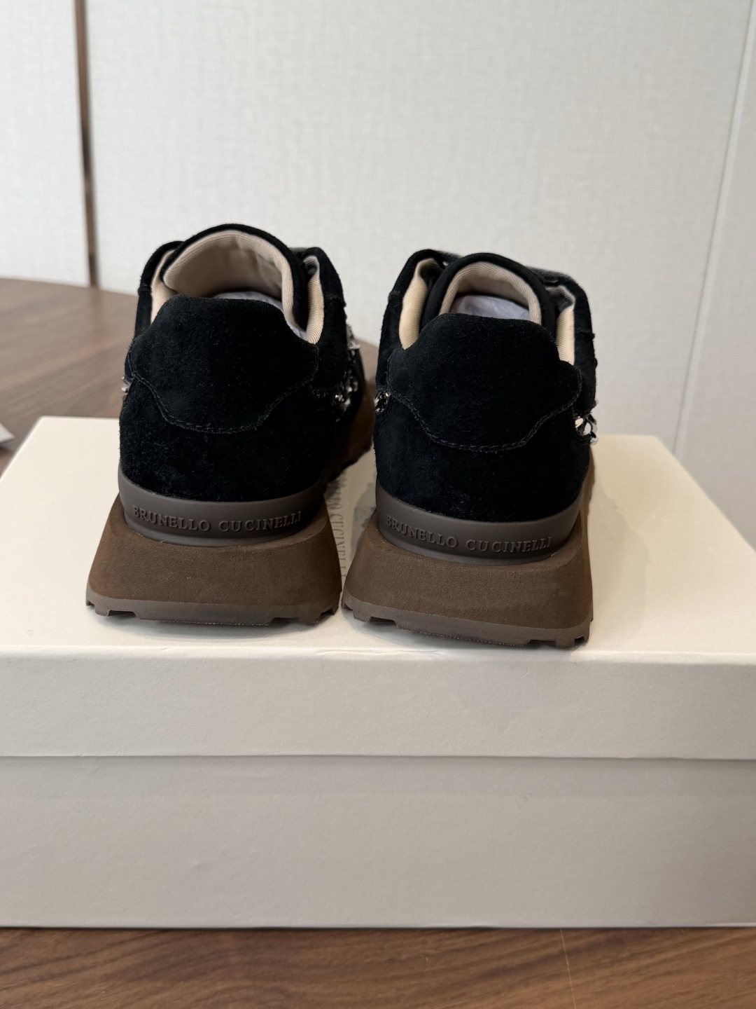 Brunello Cucinelli 女士镶珠装饰休闲运动鞋BC新款秋冬新品女士条纹麂皮运动鞋：羊皮垫．装饰镶珠运动鞋）