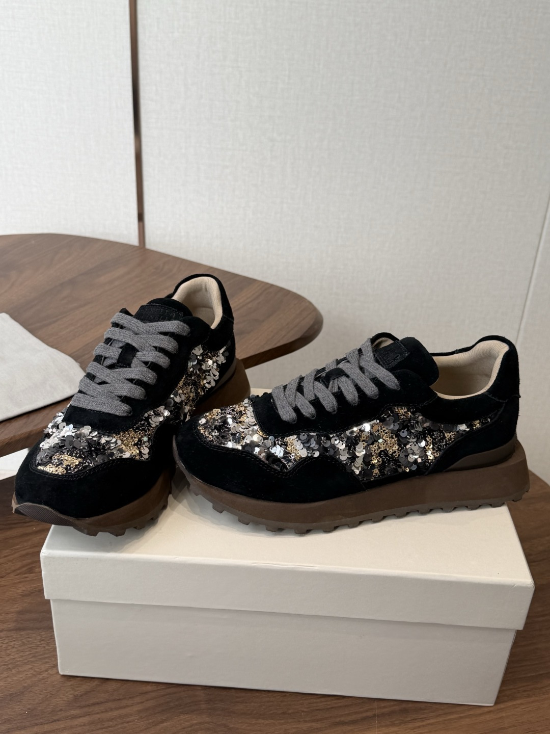 Brunello Cucinelli 女士镶珠装饰休闲运动鞋BC新款秋冬新品女士条纹麂皮运动鞋：羊皮垫．装饰镶珠运动鞋）
