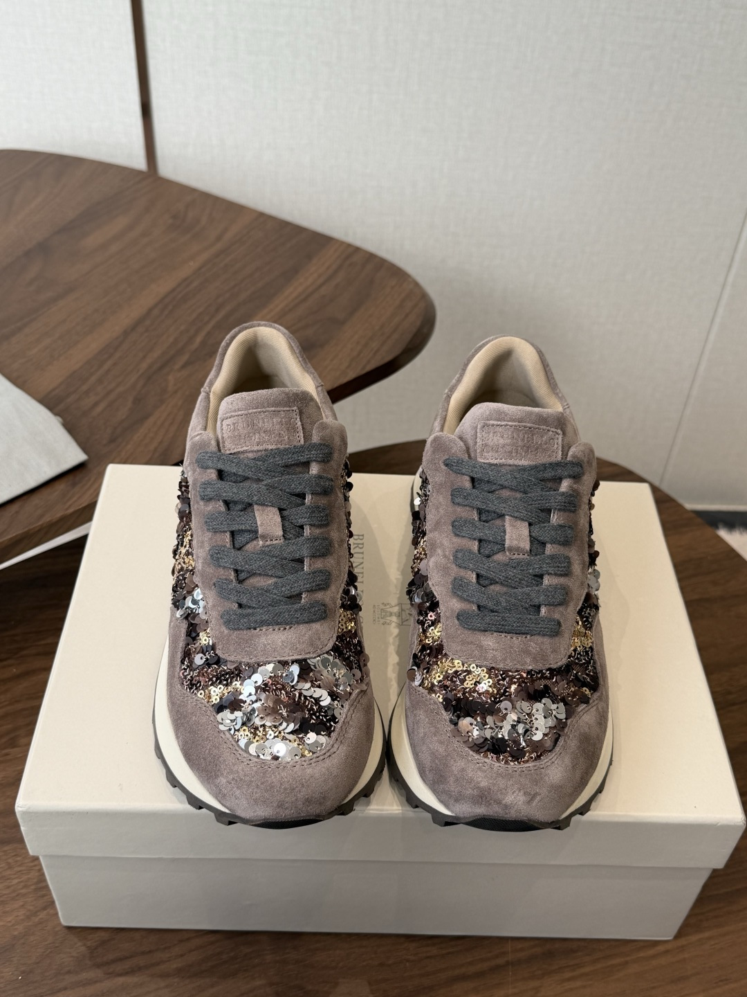 Brunello Cucinelli 女士镶珠装饰休闲运动鞋BC新款秋冬新品女士条纹麂皮运动鞋:羊皮垫.装饰镶珠运动鞋) Brunello Cucinelli 女士镶珠装饰休闲运动鞋BC新款秋冬新品女士条纹麂皮运动鞋:羊皮垫.装饰镶珠运动鞋)