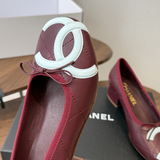 Chanel26ss夏季新款粗跟蝴蝶结芭蕾单鞋 温柔名媛的氛围感缓缓蔓延,圆润鞋头搭配精巧的小蝴蝶结,撞色双C贴标是整双 Chanel26ss夏季新款粗跟蝴蝶结芭蕾单鞋 温柔名媛的氛围感缓缓蔓延,圆润鞋头搭配精巧的小蝴蝶结,撞色双C贴标是整双